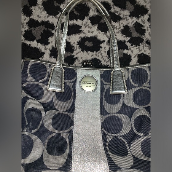 Coach purse. - Picture 14 of 16